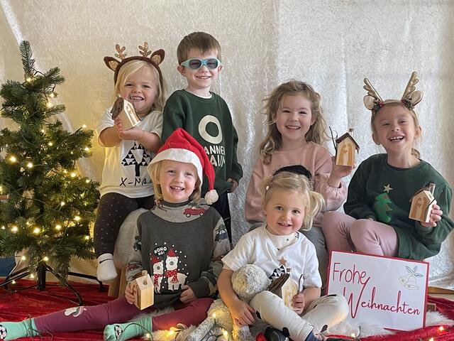 Lusia, Lara, Lena, Alp, Lea und Marlene zeigen mit Stolz ihre gebastelte Holzkrippe, mit der sie die Augen der Arnreiter Senioren zum Strahlen brachten. | Foto: Kindergarten Arnreit