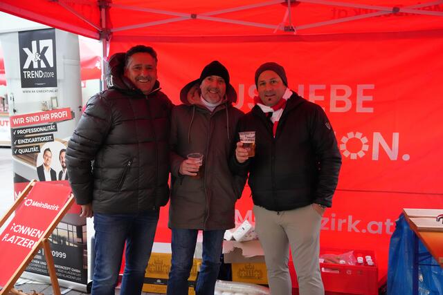 Peter Samselnig von Magenta, Thomas Springer von den RegionalMedien Kärnten und Paul Kral von K&amp;K Küchen im MeinBezirk Zelt. | Foto: MeinBezirk.at