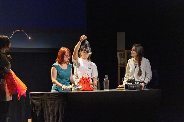 Bei der Weihnachtsvorlesung gab es für die Volksschulkinder einige Experimente zu sehen.  | Foto: PHSTRauter