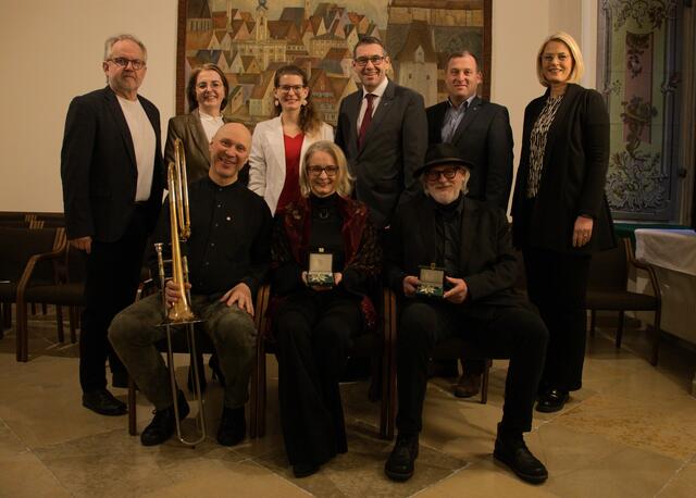 Erste Reihe (v.l.n.r.): Herbert Mütter, Eva Maria Pötzl, Johannes Angerbauer; zweite Reihe (v.l.n.r.): Vizebürgermeister Michael Schodermayr, Stadträtin Judith Ringer, Vizebürgermeisterin Anna-Maria Demmelmayr, Bürgermeister Markus Vogl, Vizebürgermeister Helmut Zöttl, Stadträtin Katrin Auer. | Foto: Magistrat Steyr-Presse