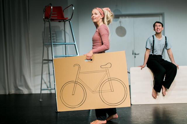 Für Kinder ab sechs Jahren gab es das Stück "Wir und die Welt" zu sehen.  | Foto: Theresa Pewal