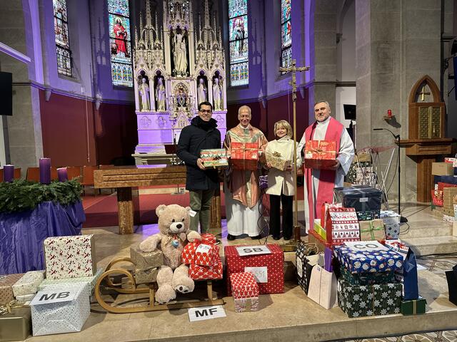 ÖVP-Bezirksvorsteher Stv. Oliver Möllner, Caritas Europa-Präsident Michael Landau, Caritas Gersthof-Leiterin Maria Kissich, Pfarrer P. Arkadiusz Zakreta beim vergangenen Gottesdienst. (v.l.n.r.) | Foto: z.V.g
