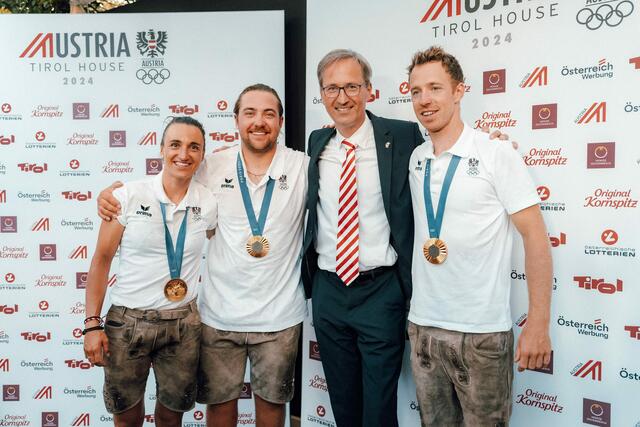 Mit den österreichischen Goldmedaillen-Gewinnern im Österreich-Haus in Paris bei den Olympischen Spielen 2024.
 | Foto: Wolfgang Wagner