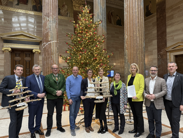 Die Delegation aus Ebensee überreichte Weihnachtsbäume aus Schwemmholz. | Foto: Gde. Ebensee