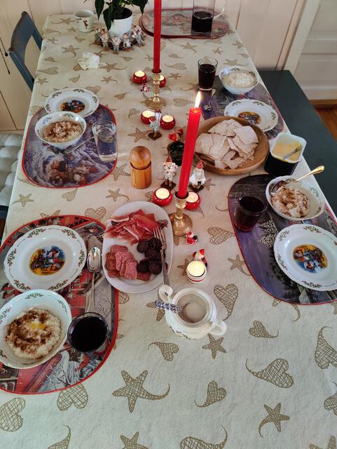 Der für den Nachmittag gedeckte Tisch in Norwegen: Vier Portionen Risengrynsgrøt mit Butter, Zimt und Zucker. | Foto: Peter Glück