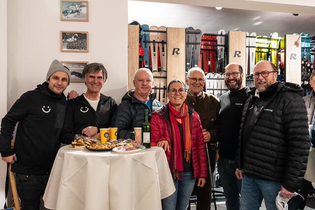 Das Team von Sport Brandstätter freut sich über die Neueröffnung des Skiverleihs im Ortszentrum von Werfenweng.  | Foto: Selina Brandstätter