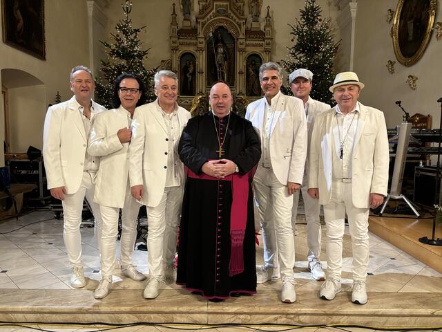 Die Schlagerband, die "Paldauer", gaben auf Einladung von Stadtpfarrer Franz Brei in der Stadtpfarrkirche Jennersdorf ein Weihnachtskonzert.  | Foto: Elisabeth Kloiber
