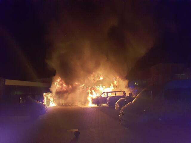 Die Freiwillige Feuerwehr Seekirchen wurde Sonntagmorgen zu einem schweren Garagenbrand in die Hauptstraße alarmiert. | Foto: Freiwillige Feuerwehr Seekirchen