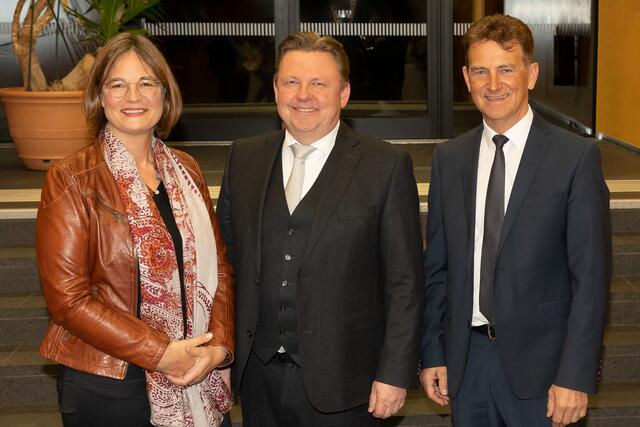 Romed Giner (r.) tritt als 1. Vizebürgermeister zurück. Wer vom Team rund um Ortschef Josef Karbon (M.) als Nachfolger vorgeschlagen wird, bleibt vorerst unklar. Ob Ulrike Resch-Pokorny (2. Vizebürgermeisterin) und „Zukunft Rum – VP“ eine Kandidatin oder einen Kandidaten nominieren, ist ebenfalls noch offen. | Foto: Marktgemeinde Rum