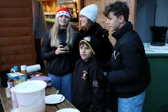 Auch viele Youngsters waren beim Weihnachtsstand anzutreffen