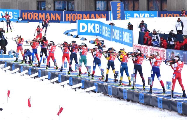 Die Damen aufgefädelt am Schießstand. | Foto: Ski Austria/Weigl
