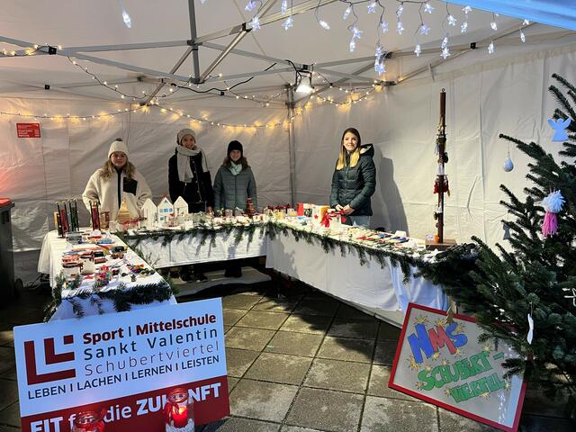 Stand am Christkindlmarkt | Foto: Sport/Mittelschule St. Valentin