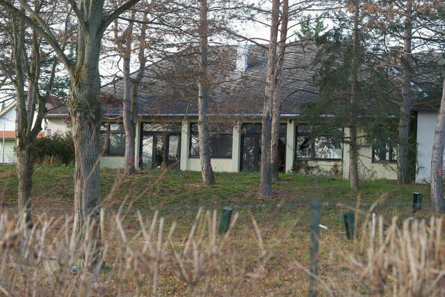 Das ehemalige Gasthaus soll abgerissen, stattdessen ein großer Wohn- und Bürobau errichtet werden. Bewohner wollen das verhindern.  | Foto: Max Spitzauer/MeinBezirk