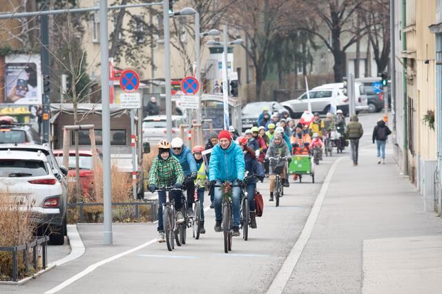 Auf der Krottenbachstraße versammelten sich zahlreiche Radlerinnen und Radler, um entlang der Krottenbachstraße zu fahren. | Foto: Radeln in Döbling