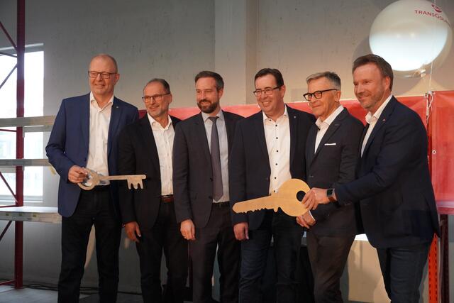 Am 22. April 2024 kamen sehr viele Gäste zur Eröffnung des neuen Standortes des Gastronomie-Großhandel-Unternehmens Transgourmet in Wals-Siezenheim. Mit dabei waren auch prominente Gäste aus Politik und Wirtschaft. Die Eröffnungsfeier war ein voller Erfolg. | Foto: Emanuel Hasenauer