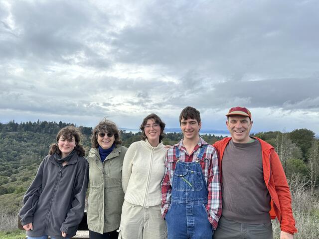 Barbara Zuber mit ihrer Familie beim alljährlichen Weihnachtsspaziergang in Berkeley, Kalifornien. Heuer geht's zum Grand Canyon. | Foto: Barbara Zuber