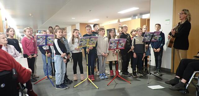 Die Schüler der vierten Klasse der Volksschule St. Marein verbrachten einen musikalischen Vormittag im Krankenhaus Wolfsberg. | Foto: Privat