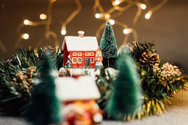 Weihnachtliche Geste der Solidarität: Statt kleiner Geschenke fließt ein bedeutender Betrag in nachhaltige soziale Projekte in Tirol. | Foto: Pixabay