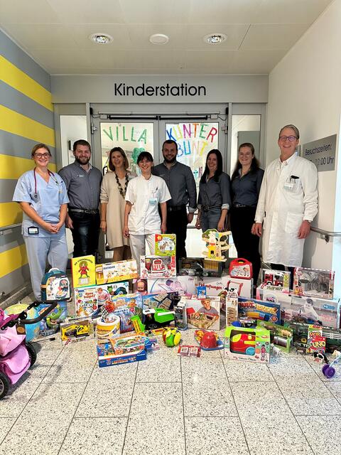 Die Jungbauernschaft/Landjugend Bezirk Kufstein spendete Spielzeug im Wert von 1.000 Euro an Kinder im BKH Kufstein.  | Foto: LJ/JB Bezirk Kufstein