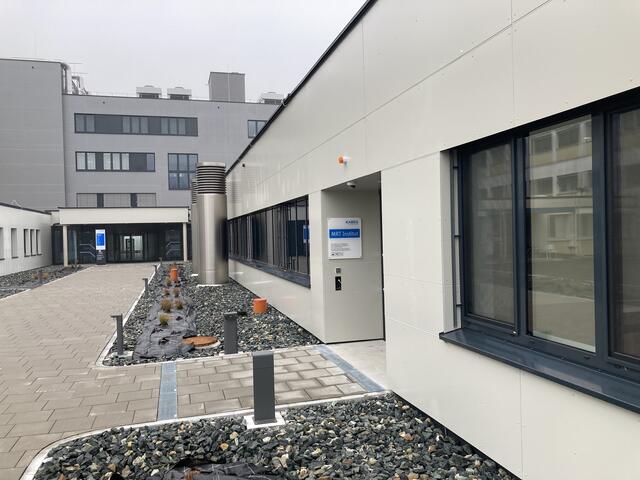 Das MRT-Institut des DZ ist über den Zugang auf der Ostseite erreichbar. | Foto: KABEG