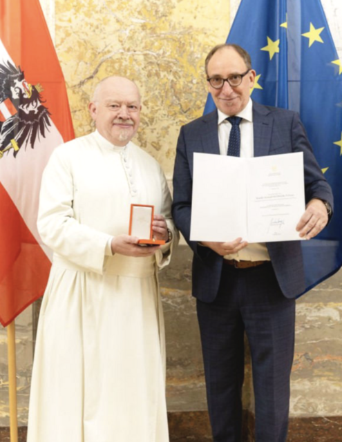 Kräuterpfarrer Benedikt (l.) und Gesundheitsminister Johannes Rauch | Foto: BMSGPK