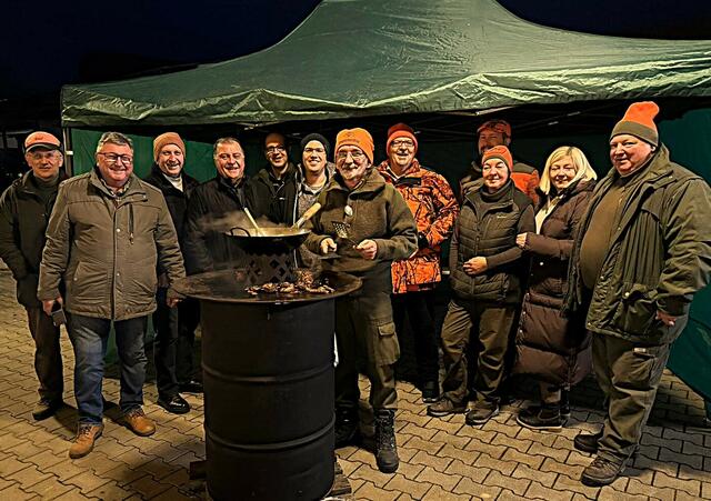 Manuela und Werner Bayler mit einigen Teilnehmern des Wildgrillkurses. | Foto: Familie Bayler 