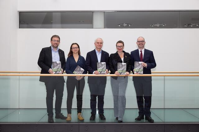 Von rechts: geschäftsführender Vizebürgermeister Dietmar Prammer (SPÖ), Stadträtin Eva Schobesberger (Grüne), Walter Schuster, Leiter des Archivs der Stadt Linz, Cornelia Daurer und Johannes Kaska (beide Archiv der Stadt Linz) | Foto: Stadt Linz