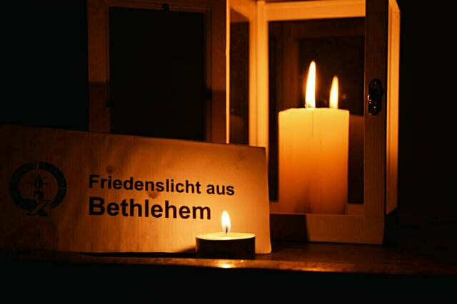 Das Friedenslicht aus Bethlehem können Steirerinnen und Steirer im ORF-Landesstudio, auf Bahnhöfen, in den Rot-Kreuz-Dienststellen, in vielen Kirchen und bei den Feuerwehren abholen.  | Foto: FW Satteins