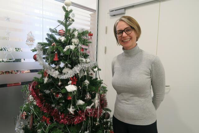 Schüchner freut sich auf das Vanillekipferl-Backen. | Foto: Patricia Hillinger/MeinBezirk