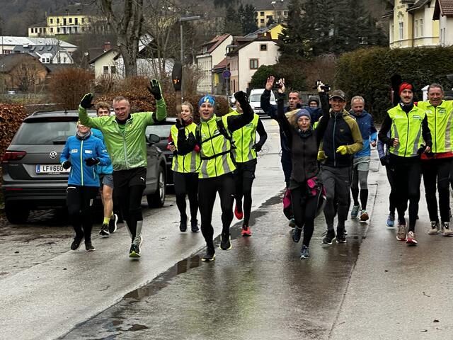 Die wetterfesten Lauffreunde beim Einlauf in das Etappenziel beim Gemeindeamt Lilienfeld.  | Foto: Stadtgemeinde Lilienfeld