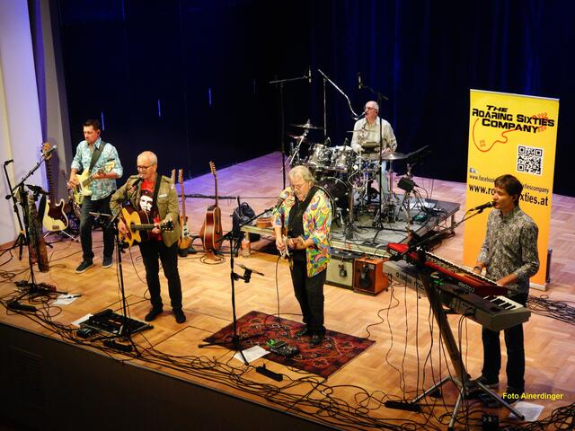 The Roaring Sixties Company sorgt am Freitag im Veranstaltungszentrum für nostalgische Momente. | Foto: MeinBezirk