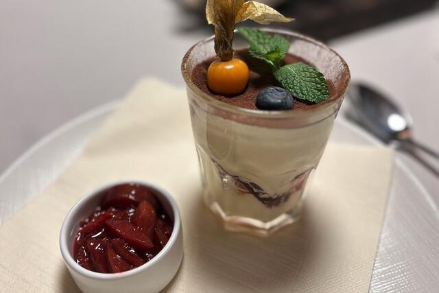 Zum Schluss darf man sich auf ein Zwetschkentiramisu mit Amarettini freuen.
| Foto: Gstöttenbauer