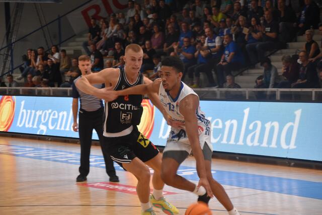 Kalil Thomas in Aktion gegen die Panthers Fürstenfeld | Foto: Michael Strini