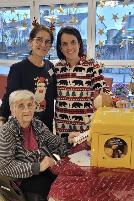 Weihnachtlicher Zauber beim Christkindl-Postamt im SeneCura Sozialzentrum Pöchlarn: Bewohnerin Martha Putz mit den beiden Seniorenbetreuerinnen Barbara Großmann und Ulrike Martin. | Foto: SeneCura