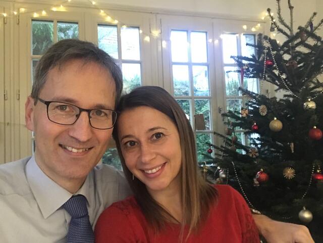 Weihnachten im Hause Wagner in Frankreich: Wolfgang zusammen mit seiner Frau Karin.  | Foto: Wolfgang Wagner