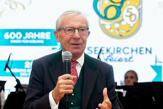 Landeshauptmann Wilfried Haslauer bei seiner Festrede beim Dreifach-Jubiläum in Seekirchen am Wallersee. Die Wallersee-Stadt Seekirchen beging ihr das Jubliäum mit einem dreitägigen Fest mit Stadtmusik, Feuershow, Vereinssonntag und Erntedank. | Foto: Land Salzburg/Neumayr/Hofer