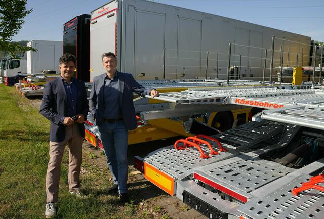Als Hersteller von Autotransportern und Spezialnutzfahrzeugen war Kässbohrer beginnend mit 2019 von multiplen Krisen betroffen. Nun ist man wieder auf der Erfolgswelle. Im Bild: Die Geschäftsführer Markus Guggenbichler (links) und Alexander Pirker. | Foto: Kässbohrer