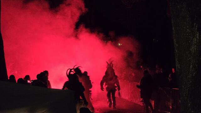 Insgesamt 4 Perchtengruppen beeindruckten bei einer feurigen Show.