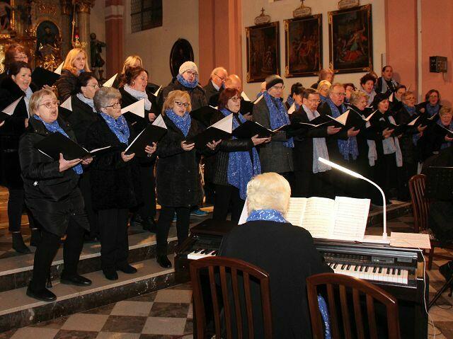 Der Chor "pro musica" mit Leiterin Gerlinde Hörmann lud zum Adventkonzert in die Kirche. | Foto: Wutte