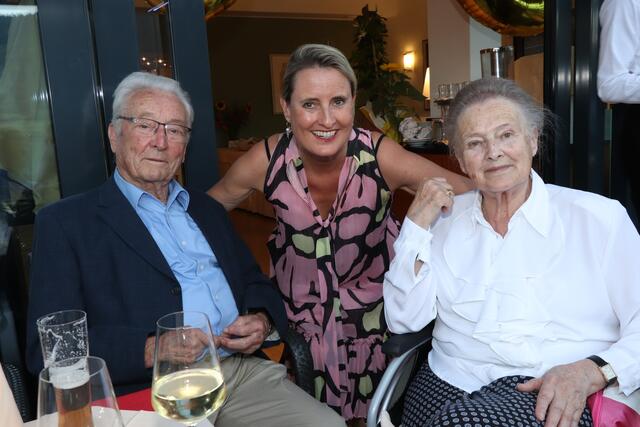 Eva Hoffmann mit ihren Eltern und Vorgängern Walter und Johanna | Foto: Privat