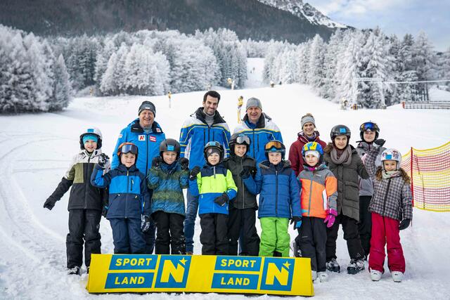 LSV-NÖ-Präsident Wolfgang Labenbacher, LH-Stellvertreter Udo Landbauer, Projekt-Schirmherr Toni Pfeffer, Skilehrerin Caroline Seyser (Schi- und Bergsteigerschule Schneeberg) sowie teilnehmende Kinder | Foto: ProFilms