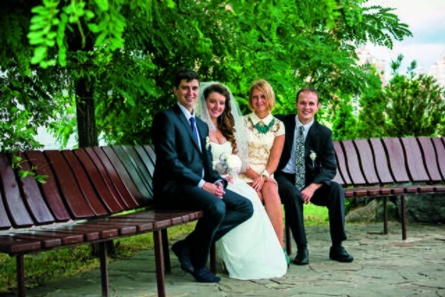Die Trauzeugen sind auch am Tag der Trauung für das Brautpaar da. | Foto: PantherMedia