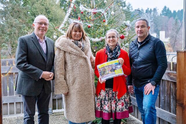 Organisator der Thaler Riesenkürbismeisterschaft Oskar Rovensky mit Sonja Steiner, Claudia Pekarz und Bgm. Matthias Brunner. | Foto: privat