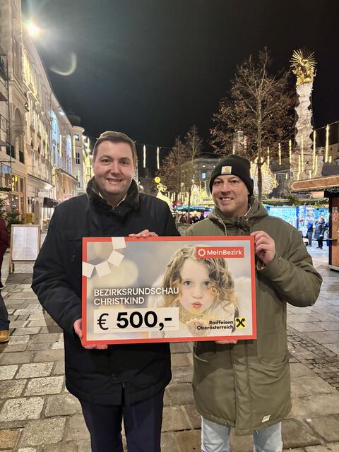 Am Christkindlmarkt am Linzer Hauptplatz überreichte FPÖ-Stadtrat Michael Raml einen Spendenscheck in Höhe von 500 Euro an MeinBezirk-Geschäftsstellenleiter Stefan Auer (re). | Foto: MeinBezirk
