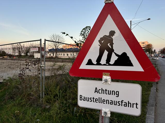 Jetzt ist's ernst in der Meischlgasse: Die ersten Arbeiten zum neuen Wohnquartier haben begonnen.  | Foto: Lisa Kammann