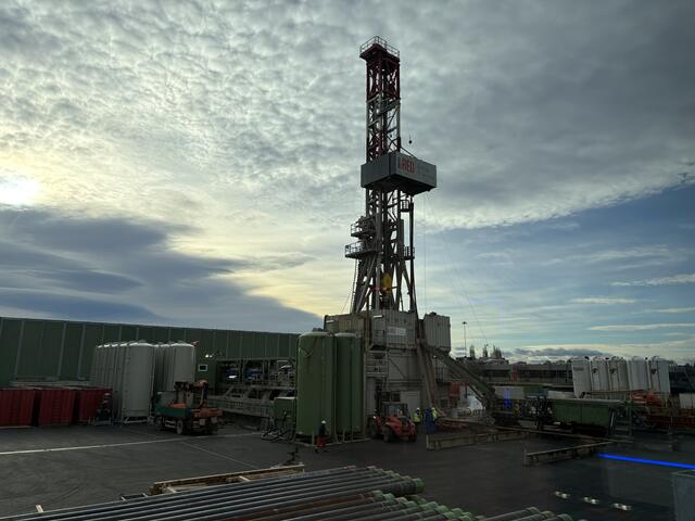 Dieser Bohrturm treibt den Bohrkopf jetzt drei Kilometer in die Tiefe. | Foto: Johannes Reiterits/MeinBezirk Wien