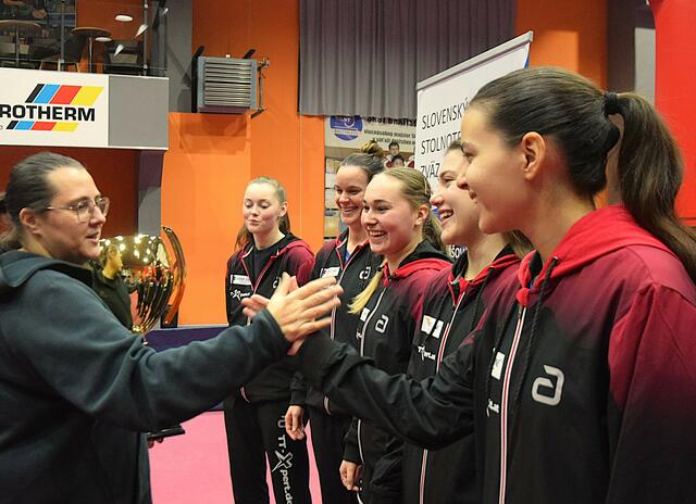 Lucia Trenďa Colovickova übergibt den freudestrahlenden Siegerinnen den Pokal. | Foto: Schwaighofer