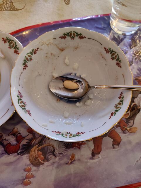 "Die Mandel, die an meinem ersten Weihnachtsfest zufälligerweise auf meinem Teller gelandet ist", erzählt Peter Glück. | Foto: Peter Glück