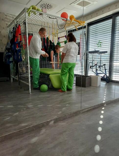 Im "Spider": Eine Form der Therapie speziell für die Körperwahrnehmung. | Foto: Ernecker