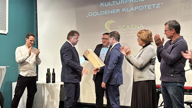 Für Franz Schober gab es seitens der Marktgemeinde Gamlitz einen "weltmeisterlichen" Wein. | Foto: Brigitte Gady